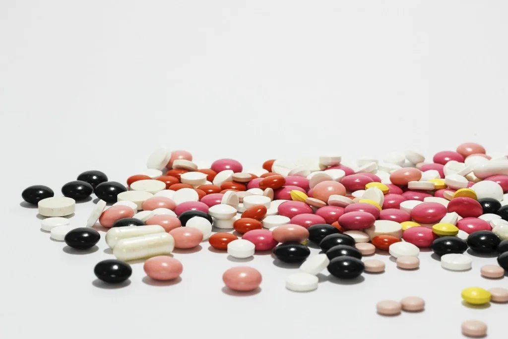 精神薬の多剤大量処方からの脱却に向けての社会制度など。