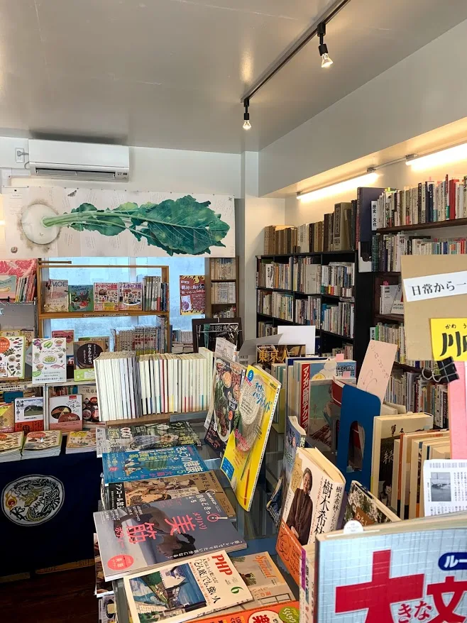 八重瀬町の「くじらブックス＆Zou Cafe」をお勧めしたい。